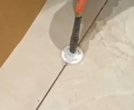 东方瓷砖空鼓维修公司专业解答瓷砖在铺贴过程中，如果没有涂抹均匀到位的粘结材料（如水泥砂浆或瓷砖胶），可能会导致以下问题