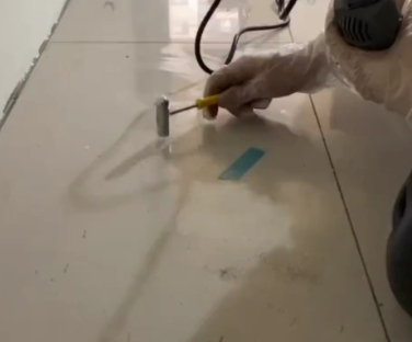 东方瓷砖开裂维修公司专业分享瓷砖在铺贴前如果没有沥干水分，将会导致以下问题